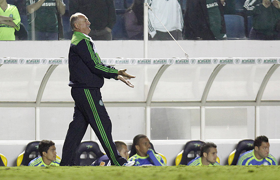 Scolari gesticula durante a partida contra o Paraná 