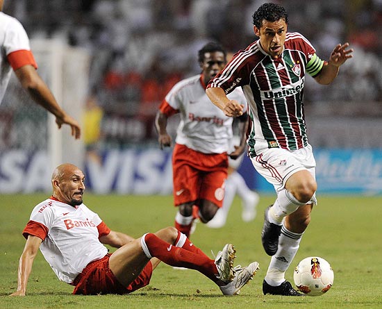 O atacante Fred passa por Guiazu, do Inter, antes de sair machucado do confronto