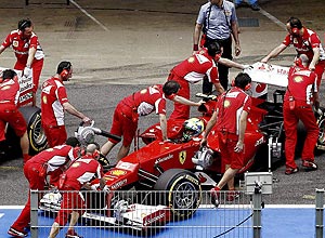 Membros da Ferrari empurram carro de Massa em treino na Espanha