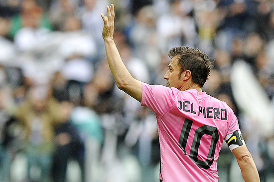 Del Piero comemora gol marcado na despedida da Juventus, em Turim