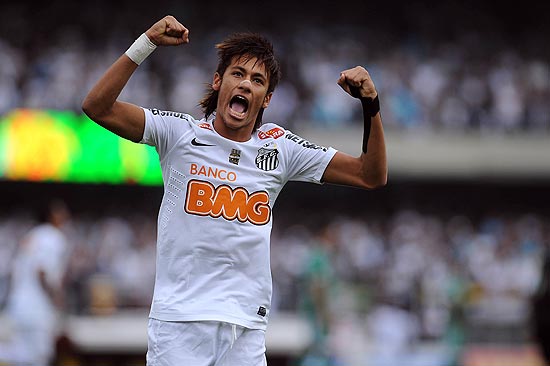 O atacante Neymar comemora o seu gol de pnalti diante do Guarani, no Morumbi