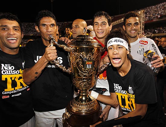 Neymar, Ganso, Durval e Alan Kardec com a taa de Campeo Paulista 2012