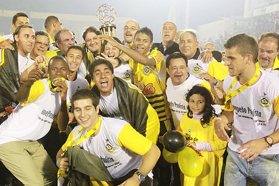 Jogadores do São Bernardo comemoram título da segunda divisão do Paulista