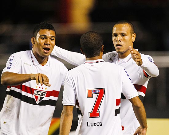Luis Fabiano comemora gol ao lado de Lucas e Casemiro na partida contra o Gois, pelas quartas de final da Copa do Brasil