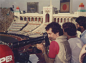 O jornalista Edson Afonso fotografa durante a Olimpíada de Los Angeles, em 1984