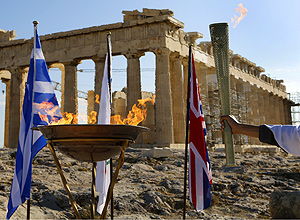 A tocha e a chama olímpica chegam à Acropolis, em Atenas