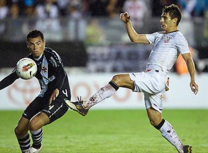 Alex em ação contra o Vasco, pela Libertadores