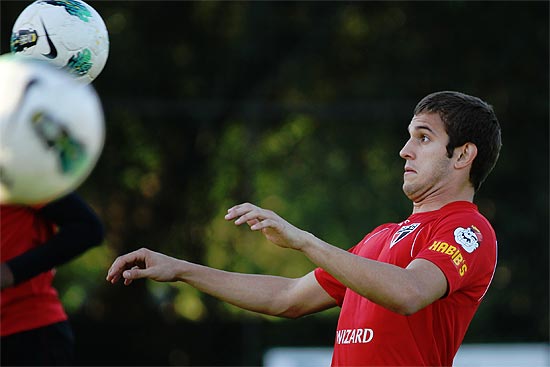 Bruno Uvini se prepara para cabecear a bola durante treino do São Paulo