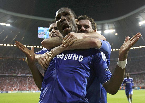 Drogba comemora com os jogadores do Chelsea o gol marcado contra o Bayern de Munique