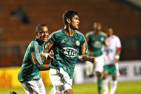 Mazinho e Luan comemoram gol do Palmeiras no empate contra a Portuguesa, por 1 a 1, no Pacaembu