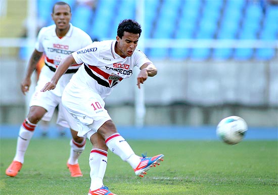 Jadson chuta durante jogo contra o Botafogo no Engenho