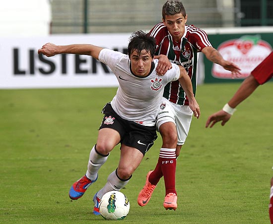 Willian, do Corinthians, tenta escapar da marcação do Fluminense