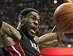 LeBron James em jogo do Miami Heat pela NBA (Jonathan Daniel/France Presse)