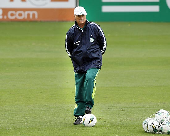Luiz Felipe Scolari pisa na bola durante treino do Palmeiras