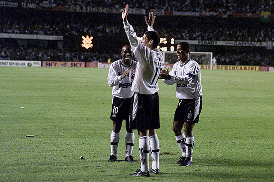 Ricardinho comemora segundo gol do Corinthians contra o Atlético-MG, na Libertadores-2000