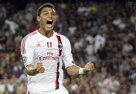 O zagueiro Thiago Silva comemora um gol pelo Milan na Copa dos Campeões