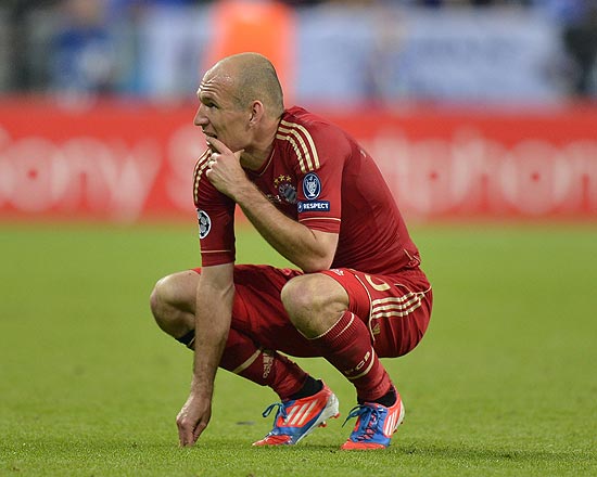 Robben aguarda deciso nos pnaltis aps empate de 1 a 1 na prorrogao contra o Chelsea