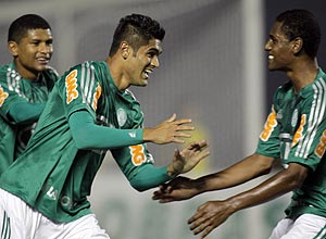 Luan comemora o gol para o Palmeiras, o 1º da partida