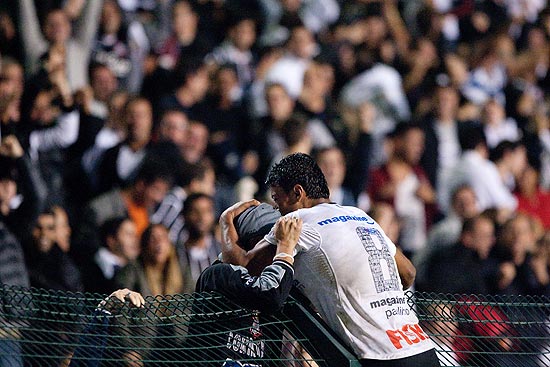 Paulinho abraça torcedor após gol que deu a vitória ao Corinthians ante o Vasco