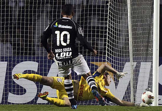 Cássio se estica para espalmar a bola chutada por Diego Souza
