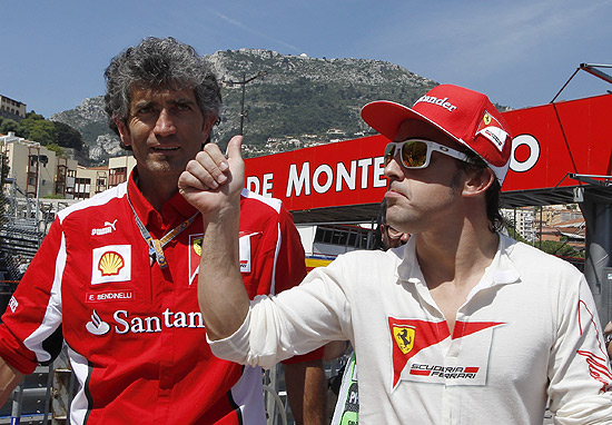 Fernando Alonso, da Ferrari, em contato com os fãs antes do primeiro treino livre em Mônaco