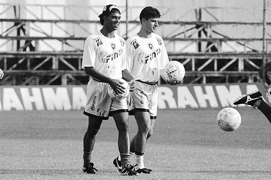 Os atacantes Donizete Pantera [esq.] e Túlio durante treino do Botafogo, em 1995