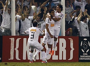 Alan Kardec recebe os abraços pelo gol para o Santos