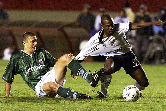Galeano (esq.) puxa a camisa de Edilson durante quartas de final da Libertadores de 1999