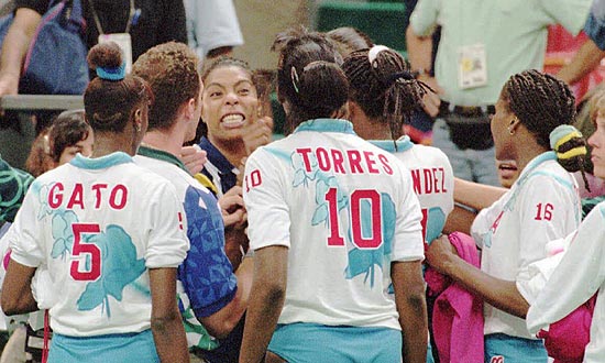 A jogadora da seleo brasileira de vlei Mrcia Fu discute com as atletas cubanas nos Jogos Olmpicos de Atlanta-96