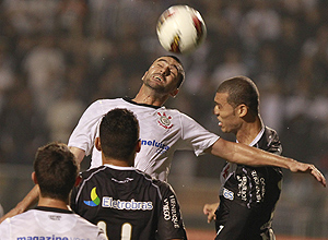 Danilo afasta a bola de cabeça no duelo entre Corinthians e Vasco, no Pacaembu