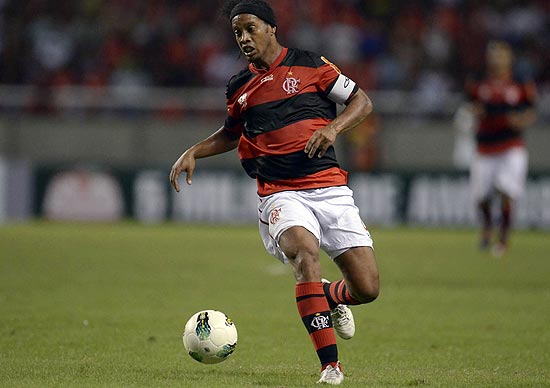 Ronaldinho, com a camisa do Flamengo sem anúncio no peito