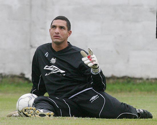 O goleiro Fbio Costa em treino do Santos, em 2003
