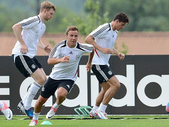 Mario Gtze (centro) participa de treino da seleo da Alemanha em preparao para a Euro