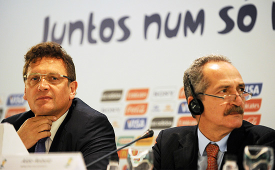 Jérôme Valcke (esq.), secretário-geral da Fifa, e Aldo Rebelo, ministro do Esporte, dão entrevista no Rio