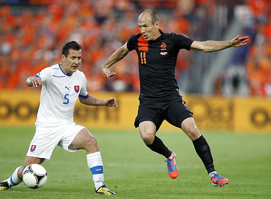 Arjen Robben (dir.), da Holanda, disputa a bola em jogo contra a Eslováquia 