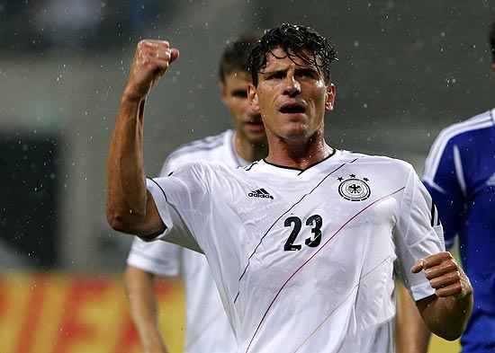 Mário Gomez festeja o primeiro gol da Alemanha contra Israel