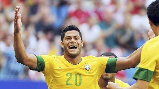 O atacante Hulk comemora gol do Brasil em amistoso com a Dinamarca, em Hamburgo (Alemanha)
