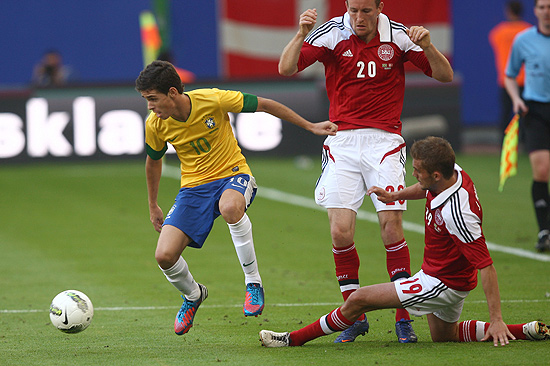 O meia Oscar tenta uma jogada para o Brasil durante amistoso contra a Dinamarca
