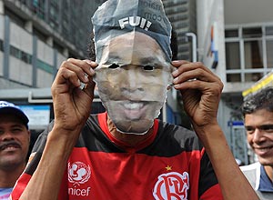 Torcedor ironiza saída de Ronaldinho do Flamengo, no Rio