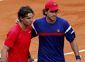 Nadal e Schwank se cumprimentam depois de jogo, em Roland Garros