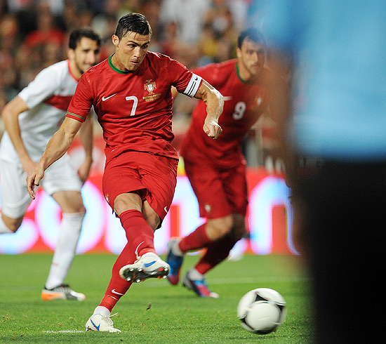 O atacante Cristiano Ronaldo chuta para perder o pênalti para Portugal na derrota para a seleção da Turquia