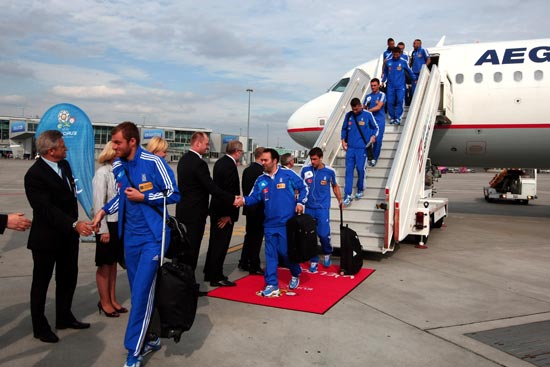 Os jogadores da Grcia desembarcam em Varsvia, na Polnia, a cinco dias da Euro-2012