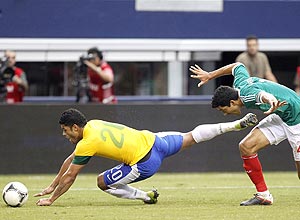 Hulk, do Brasil, cai após tentativa de passar por Rodriguez