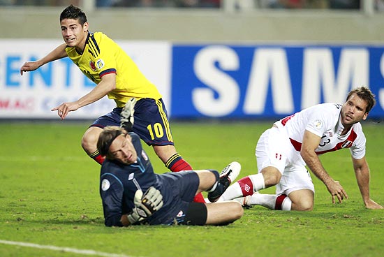 Rodríguez comemora ao marcar o único gol da partida entre Peru e Colômbia