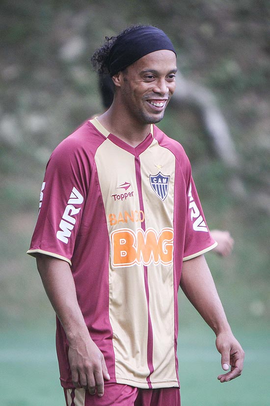 Ronaldinho treina com a camisa do Atlético-MG