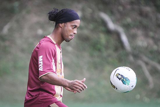 Ronaldinho bate bola com jogadores atleticanos na Cidade do Galo