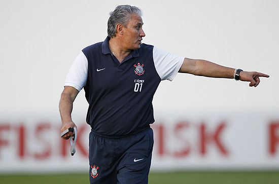 Tite orienta os jogadores durante treino do Corinthians