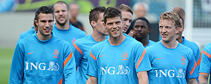 Van Persie, Huntelaar e Kuyt (da esq. para dir.) caminham durante treino da seleção holandesa (Anne-Christine Poujoulat - 6.jun.12/France Presse)