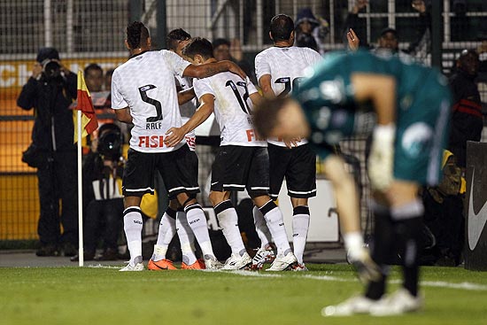 Corintianos comemoram gol de Danilo no primeiro tempo