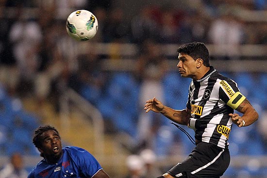 O volante Renato, do Botafogo, durante lance da partida contra o Cruzeiro